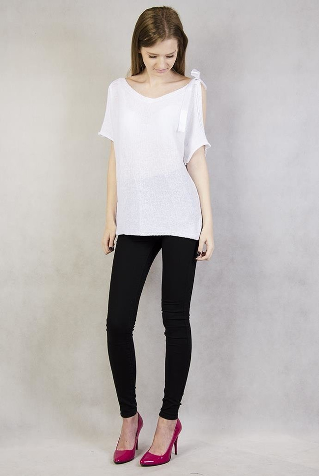 Krótki biały sweter ze wstążką i wycięciem