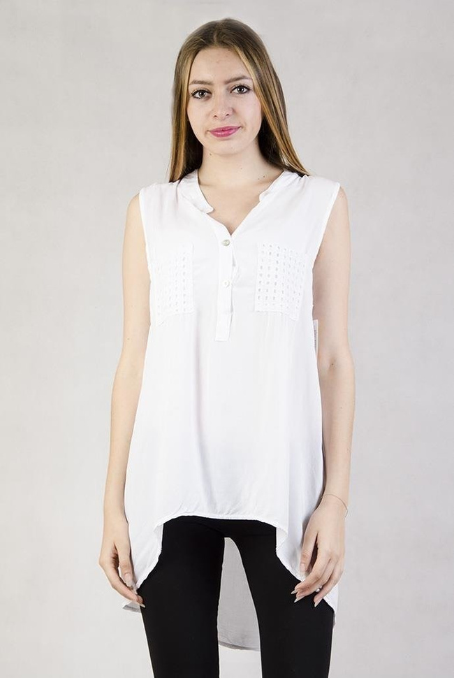 Biała bluzka z przedłużanym tyłem ozdobiona na kieszonkach i plecach