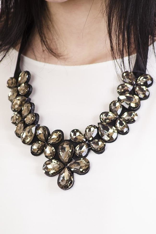 Biała tunika z czarnymi wstawkami, przedłużana