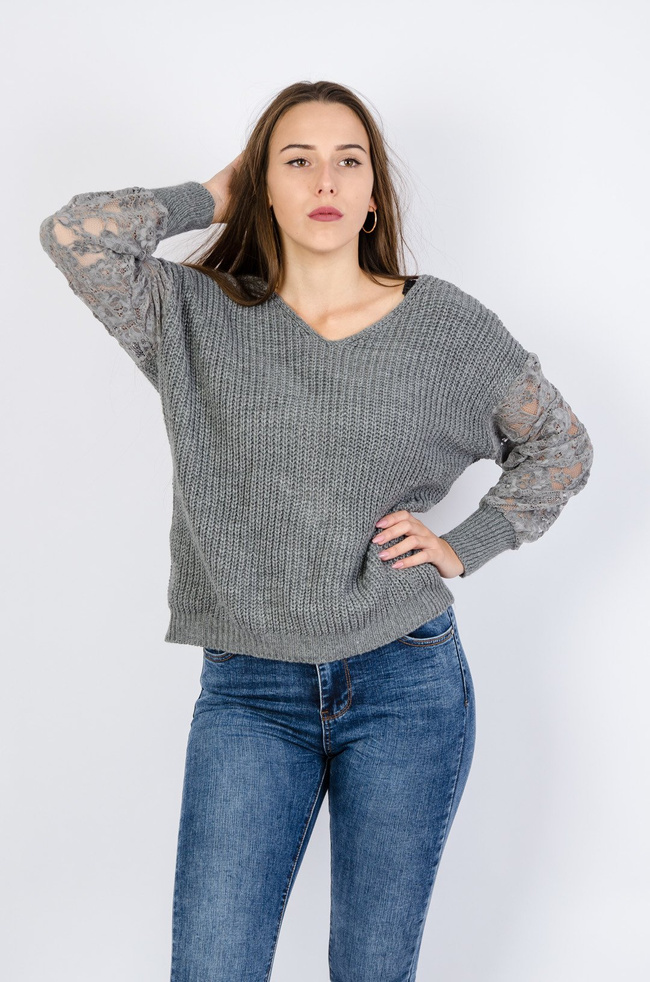 Szary sweter z koronkowymi rękawami