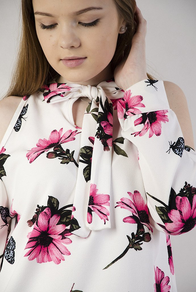 Biała bluzka w kwiaty z odkrytymi ramionami 