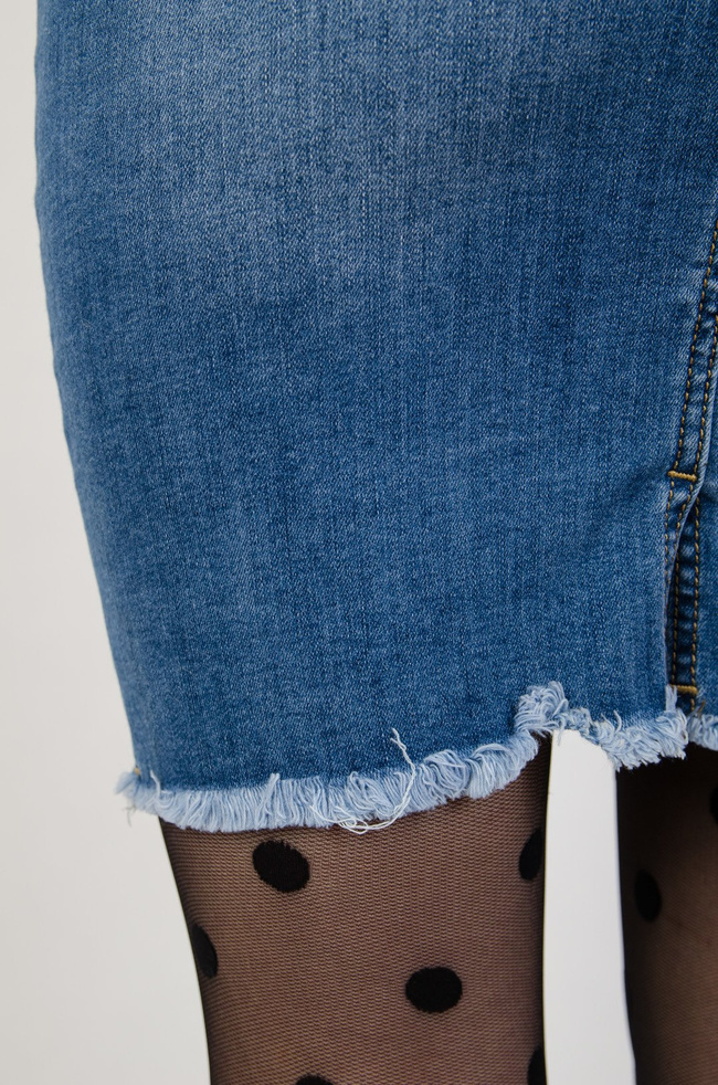 Dopasowana spódnica jeansowa z przetarciami