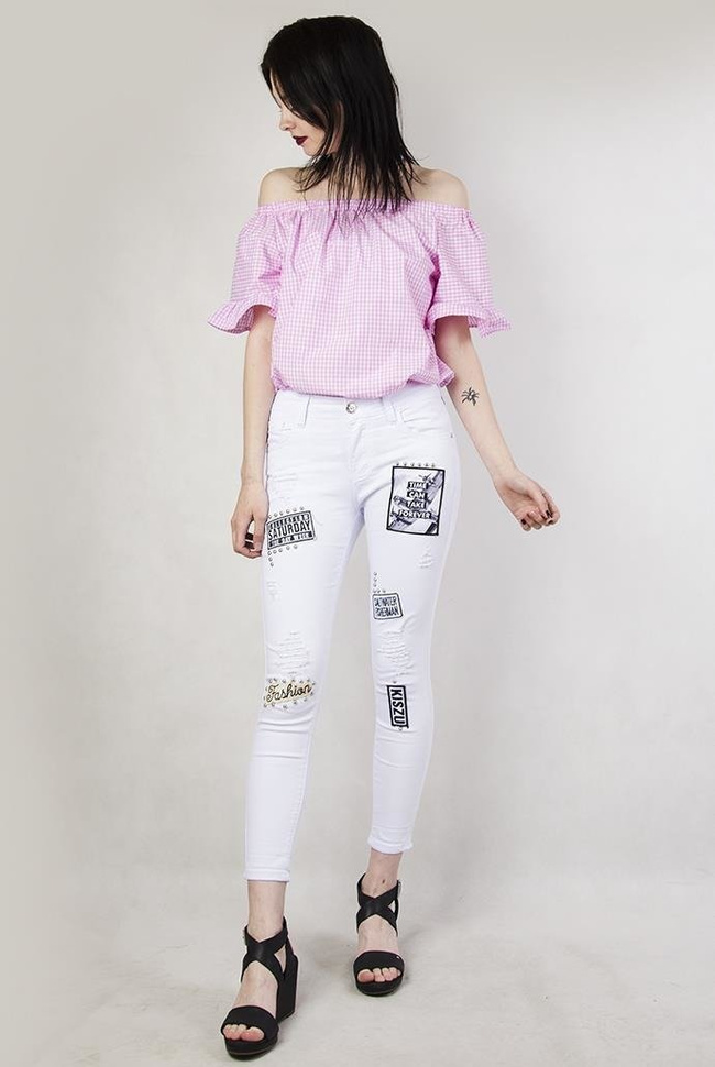 Białe spodnie jeansowe z naszywkami i dziurami