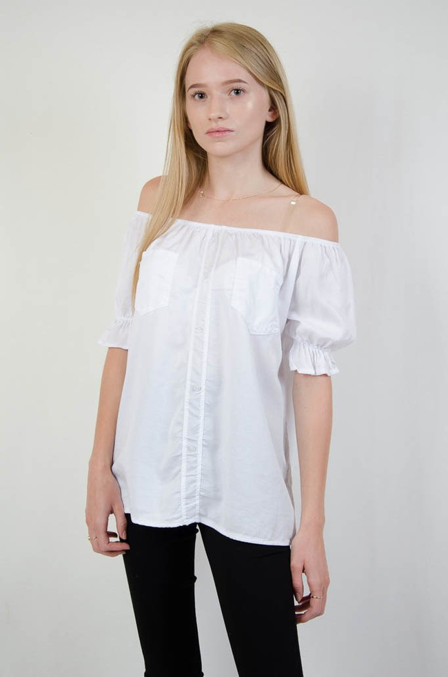Biała bluzka z bufkami oraz ozdobnymi guzikami