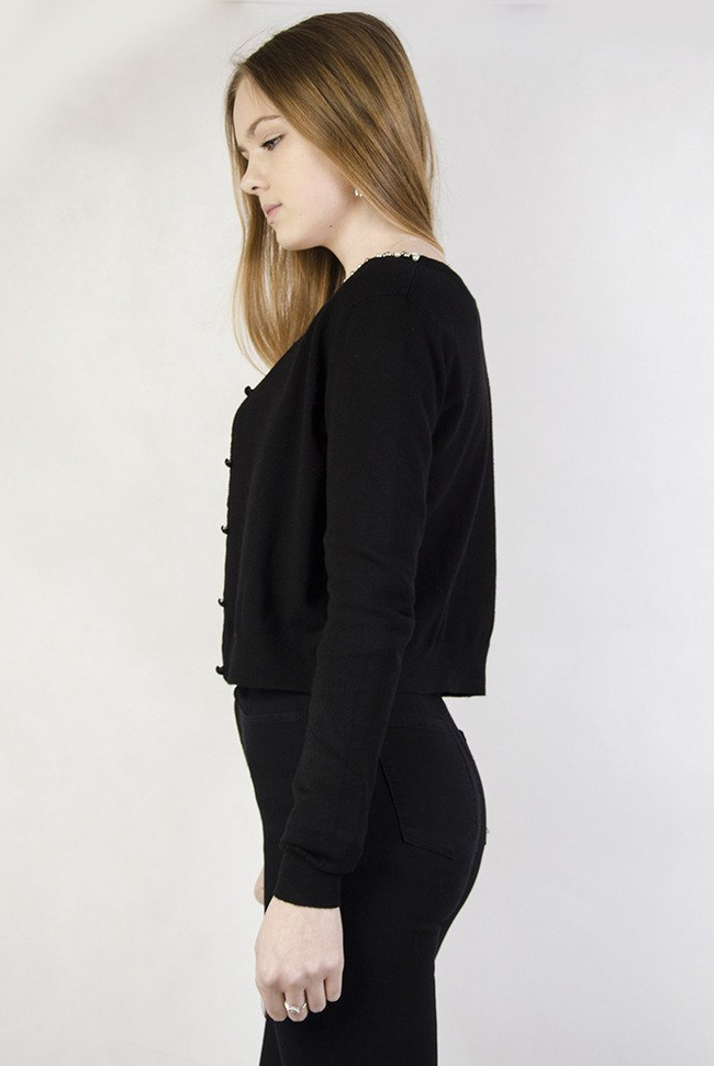 Czarny krótki sweter zapinany na guziki z koralikami przy kołnierzu