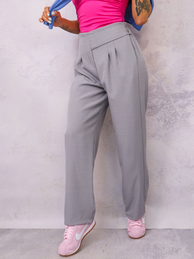 SPODNIE MATERIAŁOWE Z OZDOBNYM ZAPIĘCIEM NA BOKU- SZARE