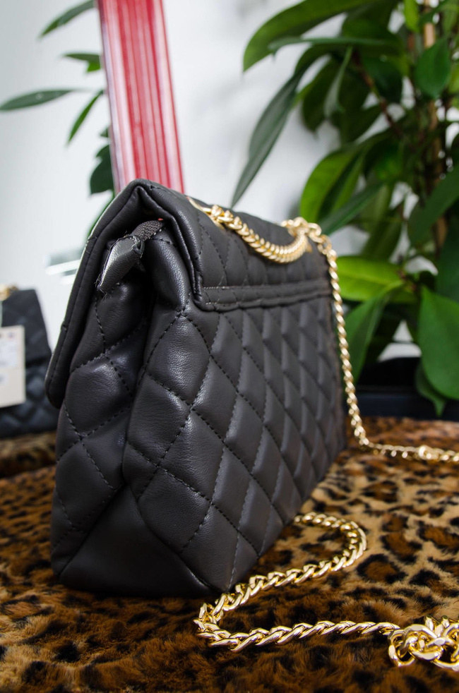  CIEMNO SZARA PIKOWANA CHANELKA NA ZŁOTYM ŁAŃCUSZKU