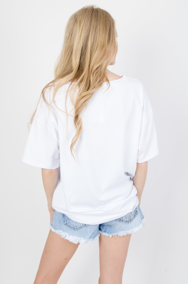 Biała asymetryczna bluzka z naszywką