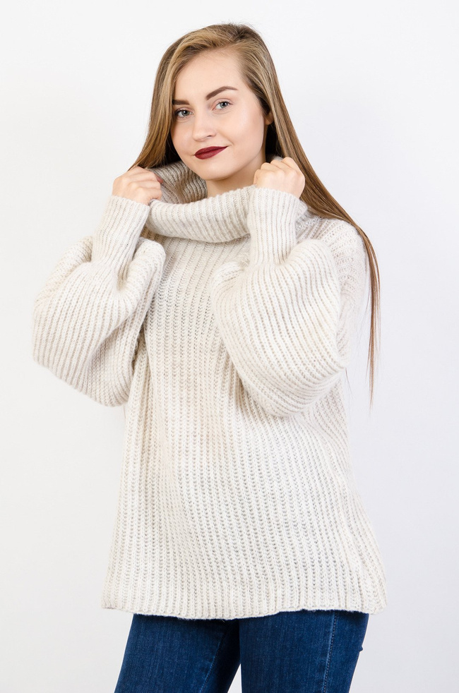 Beżowy golf z bufiastymi rękawami