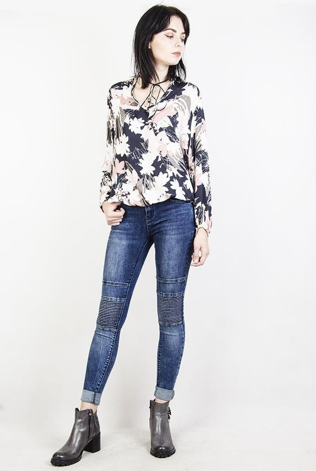 Bluzka w motyw kwiatowy, z wiązaniem w dekolcie