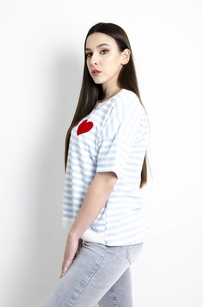 T-SHIRT BIAŁO-NIEBIESKI W PASKI Z SERDUSZKIEM