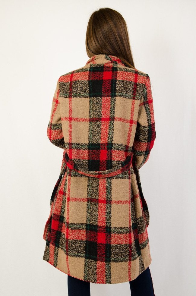 Beżowy płaszcz w kratę z wiązaniem w pasie