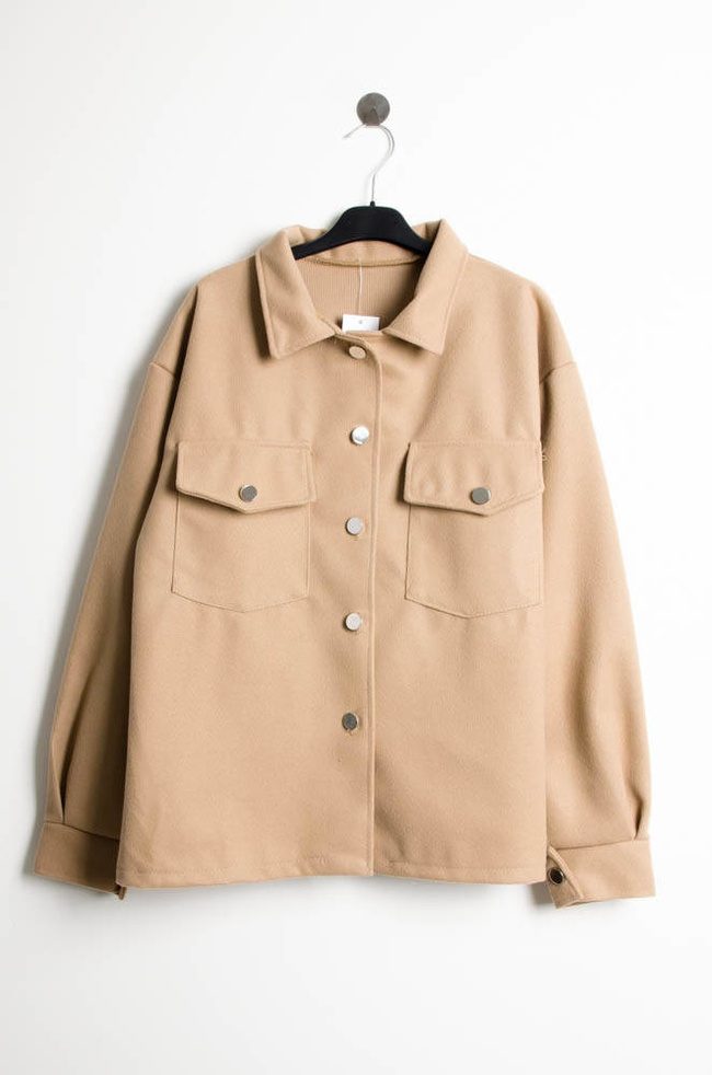 BEŻOWY KRÓTKI PŁASZCZ ZAPINANY NA GUZIKI Z KIESZENIAMI