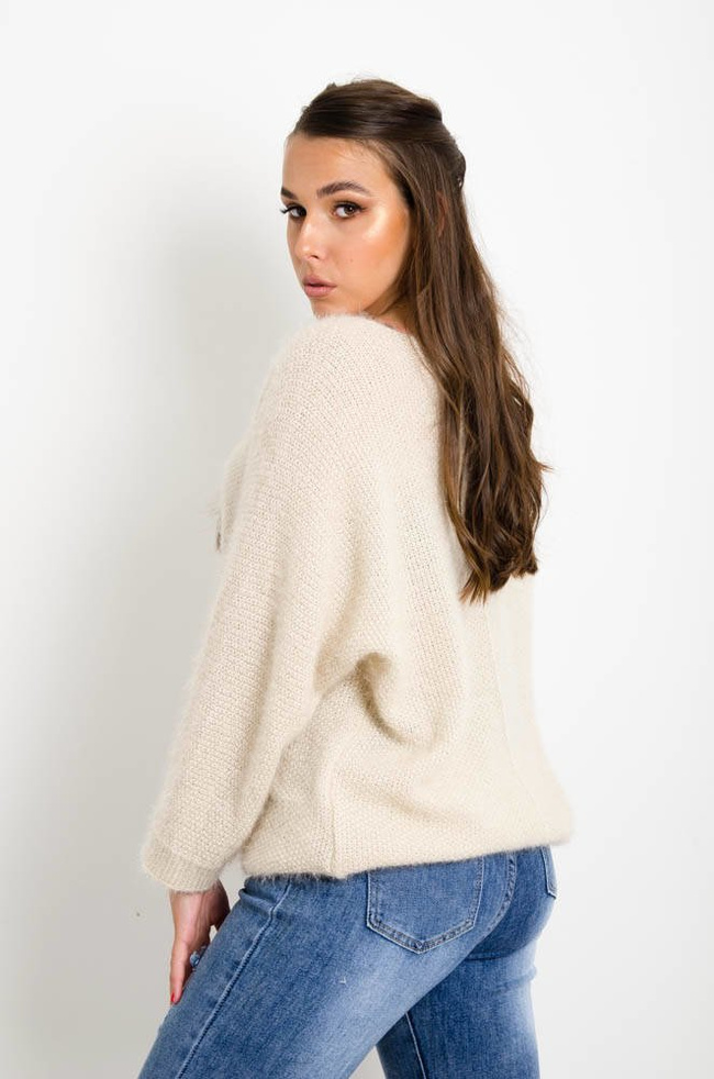 BEŻOWY SWETER NIETOPERZ Z DEKOLTEM W SZPIC