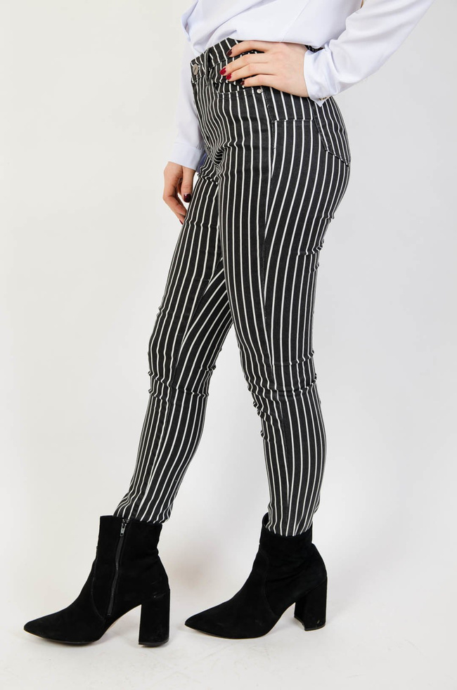 Czarne spodnie z białymi paskami