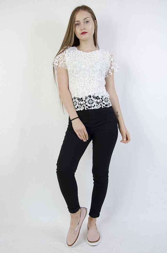 Biała koronkowa bluzka z zamkiem na plecach