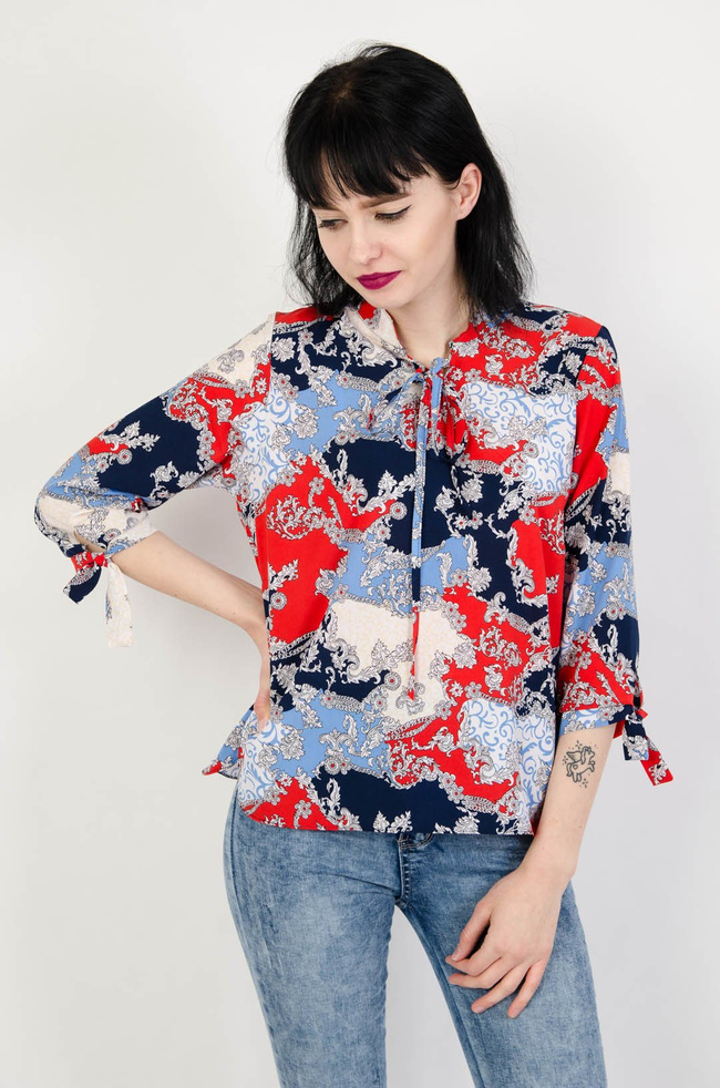 Wzorzysta bluzka z wiązaniem przy dekolcie
