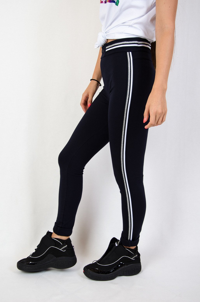 Granatowe spodnie z lampasami oraz gumką w pasie