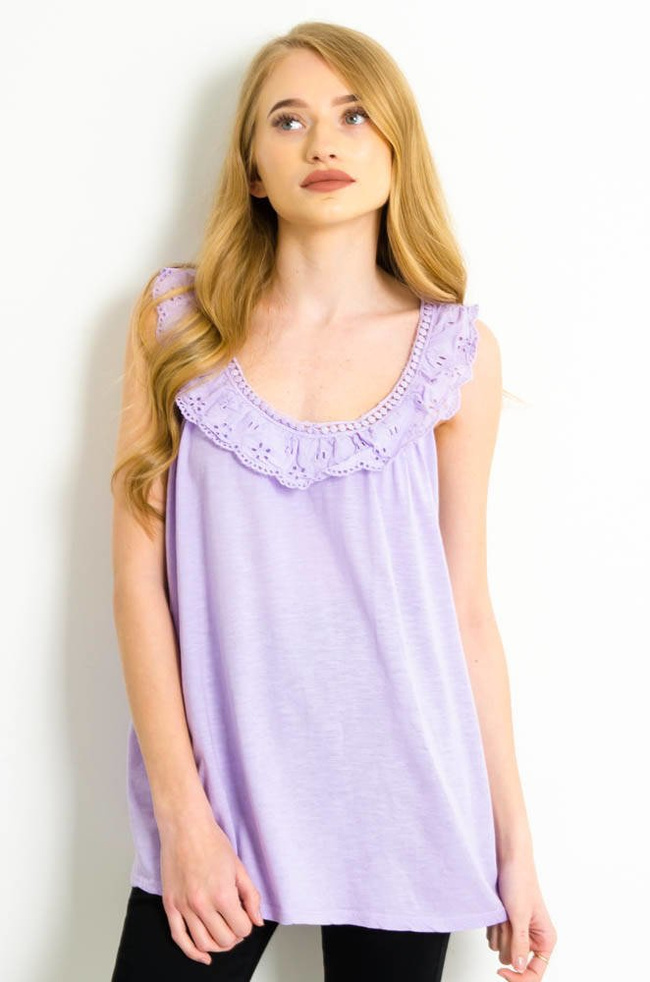 FIOLETOWY BAWEŁNIANY TOP Z AŻUROWYM DEKOLTEM
