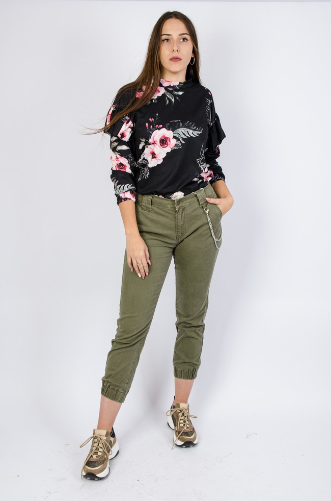 Zielone joggery z łańcuszkiem w zestawie