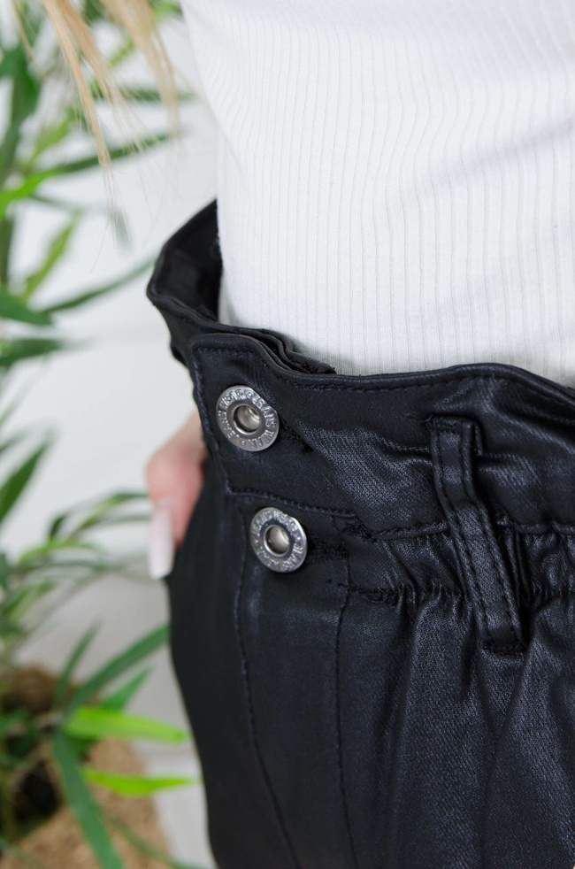 CZARNE SPODNIE WOSKOWANE Z WYSOKIM STANEM