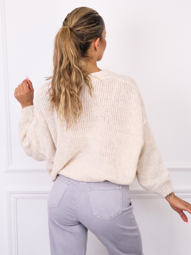 LUŹNY SWETER ZE ZŁOTYMI GUZIKAMI- BEŻOWY