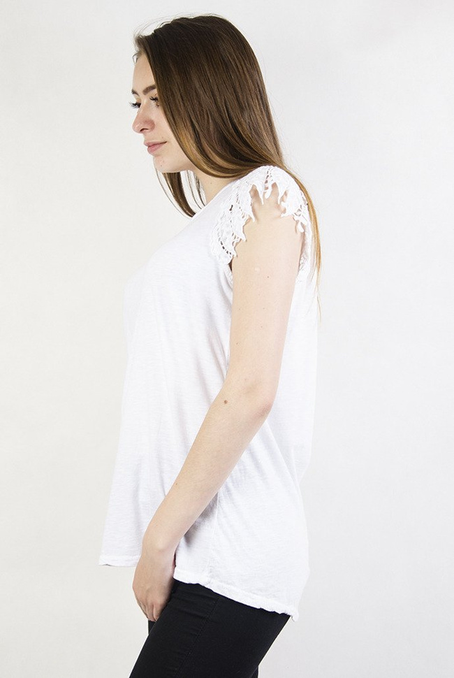 Biała bluzka z ażurowymi zdobieniami