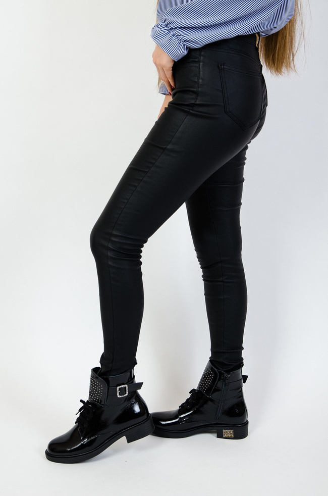 Czarne spodnie skinny woskowane