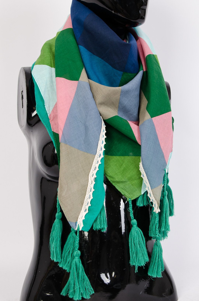 Zielony szal w kolorowe prostokąty z frędzlami