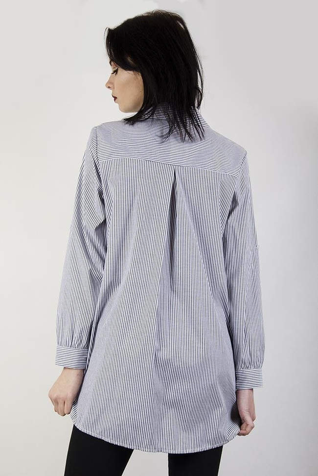 Szara koszula w paski, zapinana na guziki, z kieszonkami