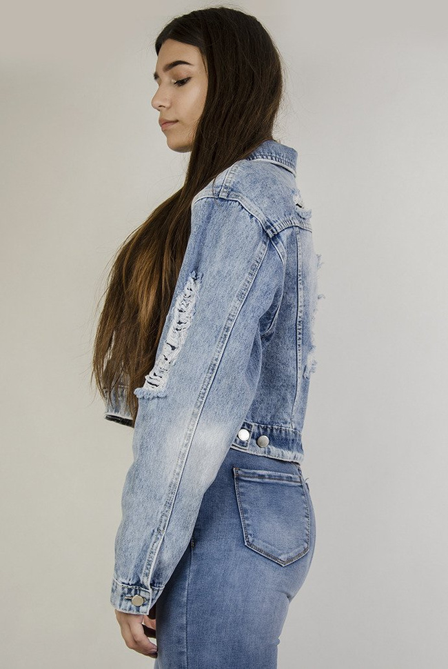 Kurtka jeansowa krótka z przetarciami oraz szarpaniami