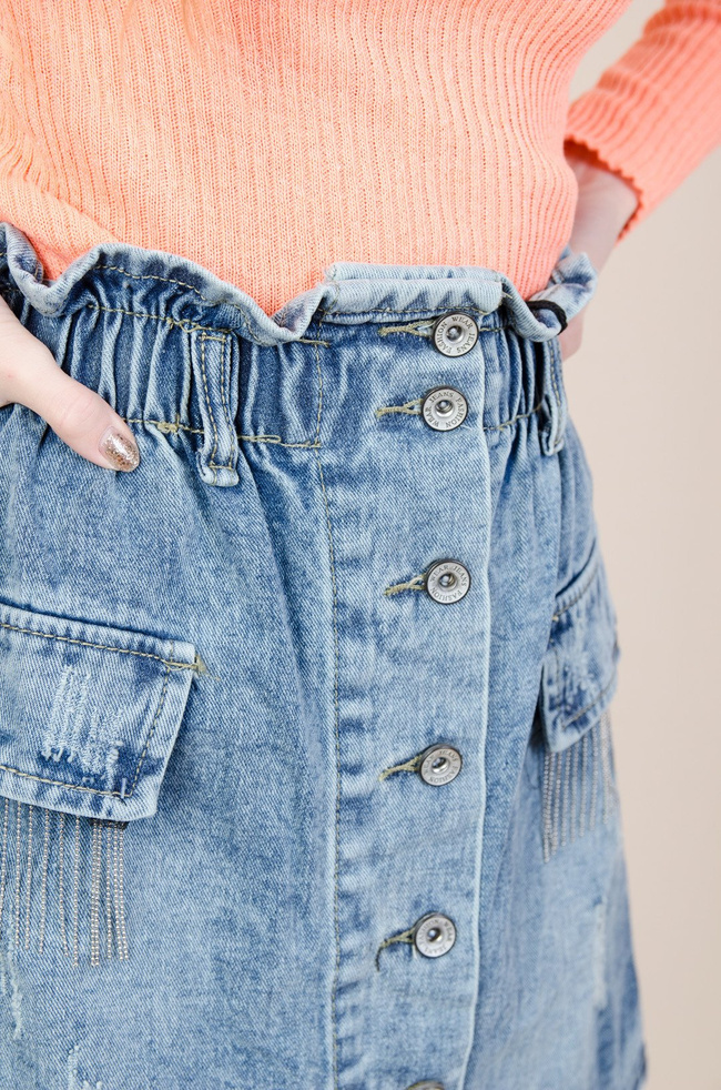 Jeansowa spódnica zapinana na guziki z łańcuszkami