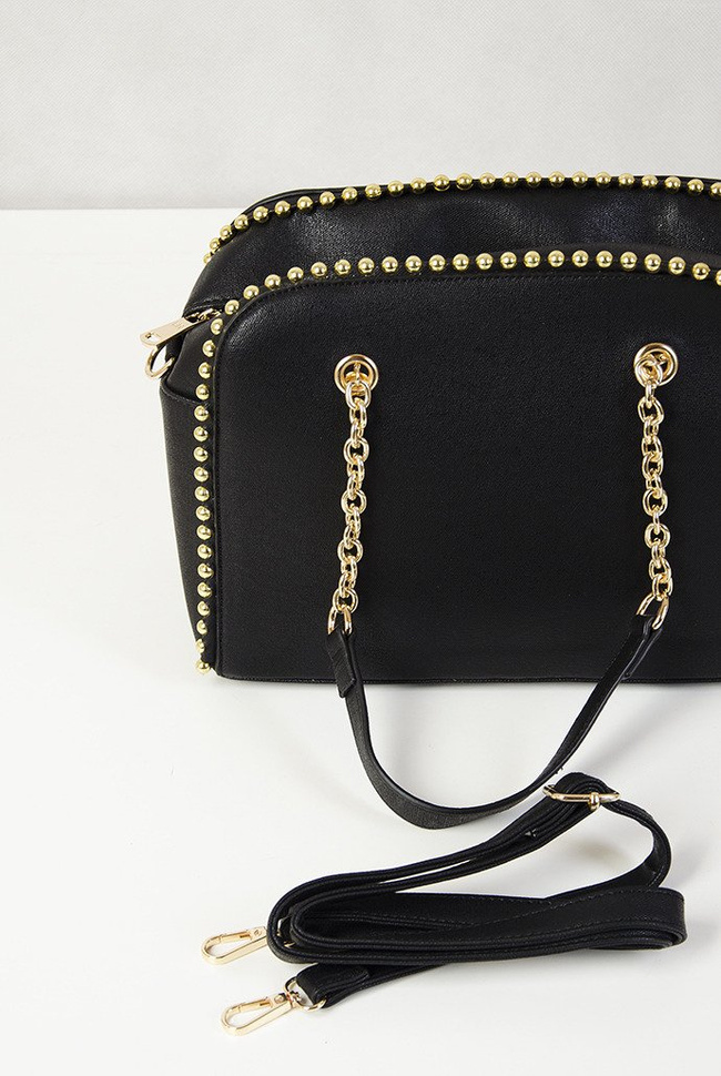 Czarna torebka typu kuferek ze złotymi ćwiekami