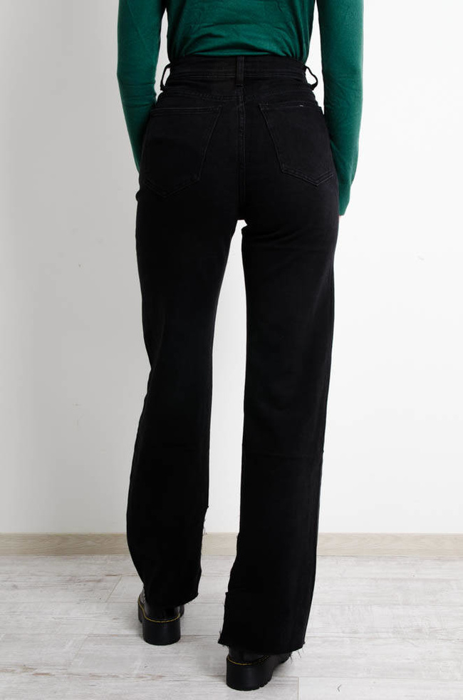 CZARNE SPODNIE JEANSOWE STRAIGHT JEANS Z ROZCIĘCIAMI 
