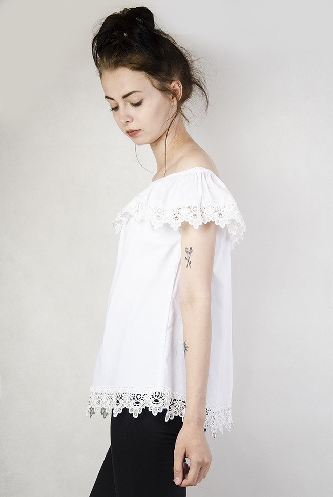 Biała bluzka koszulowa z hiszpańskim dekoltem