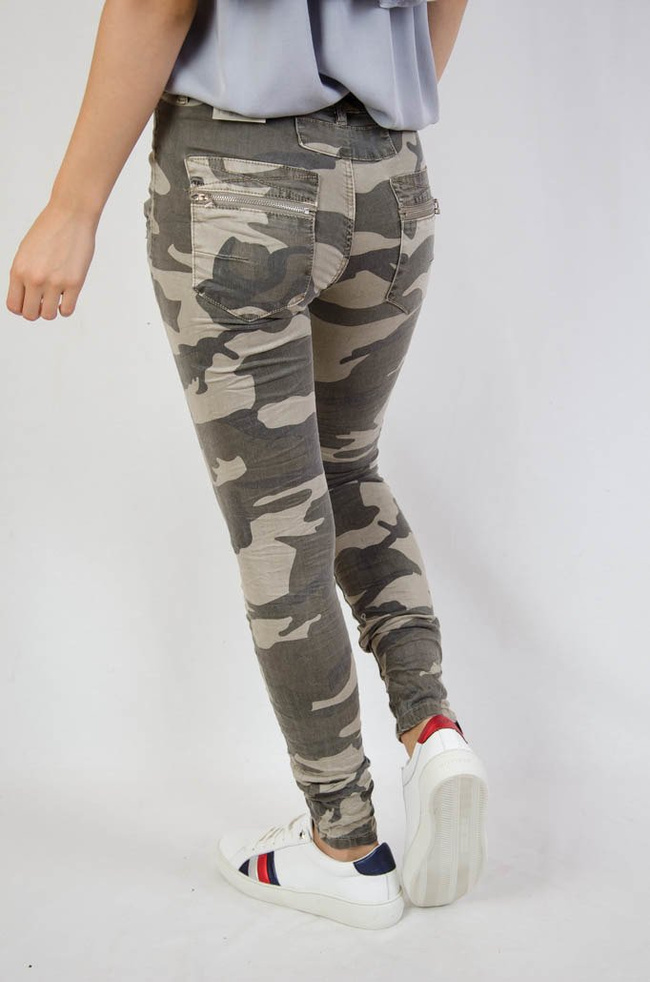 Przylegające spodnie moro z zamkami z tyłu