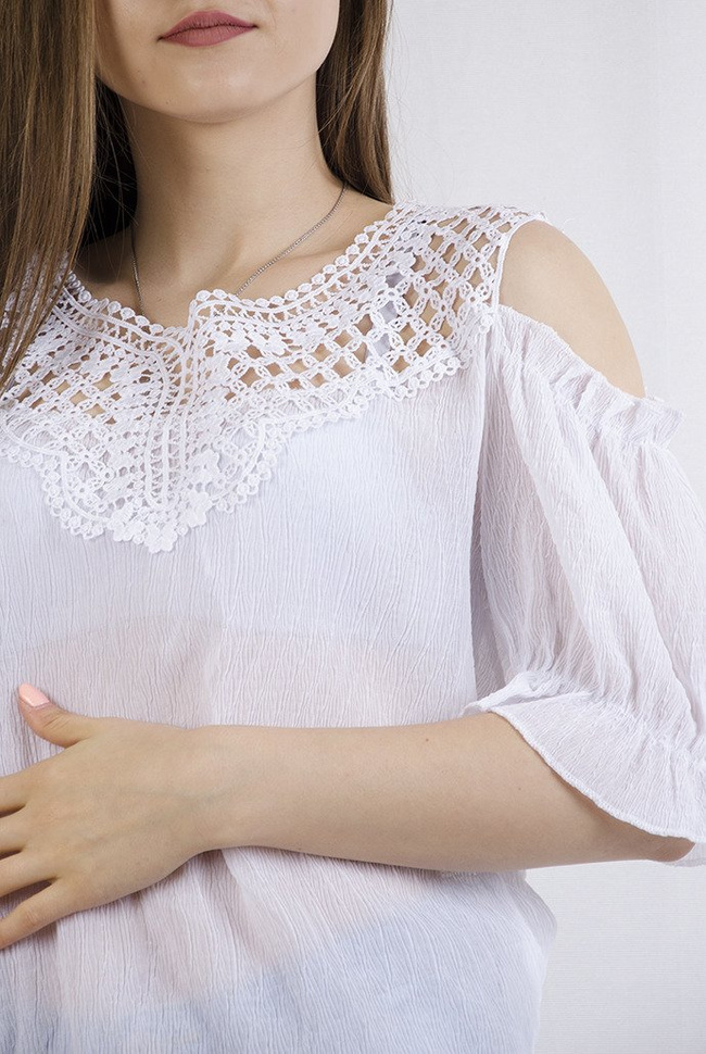 Biała bluzka z koronkowym dekoltem