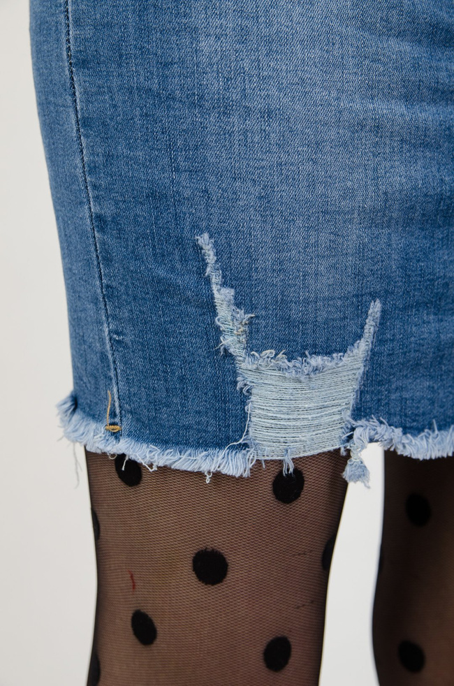 Dopasowana spódnica jeansowa z przetarciami