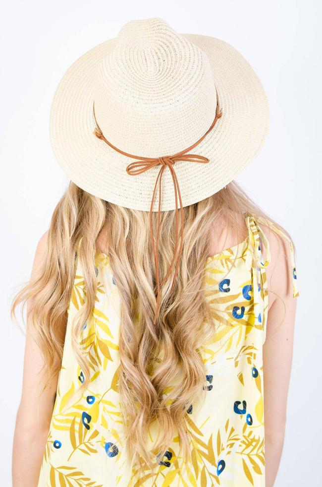 BEŻOWY SŁOMKOWY KAPELUSZ Z CYRKONIAMI 