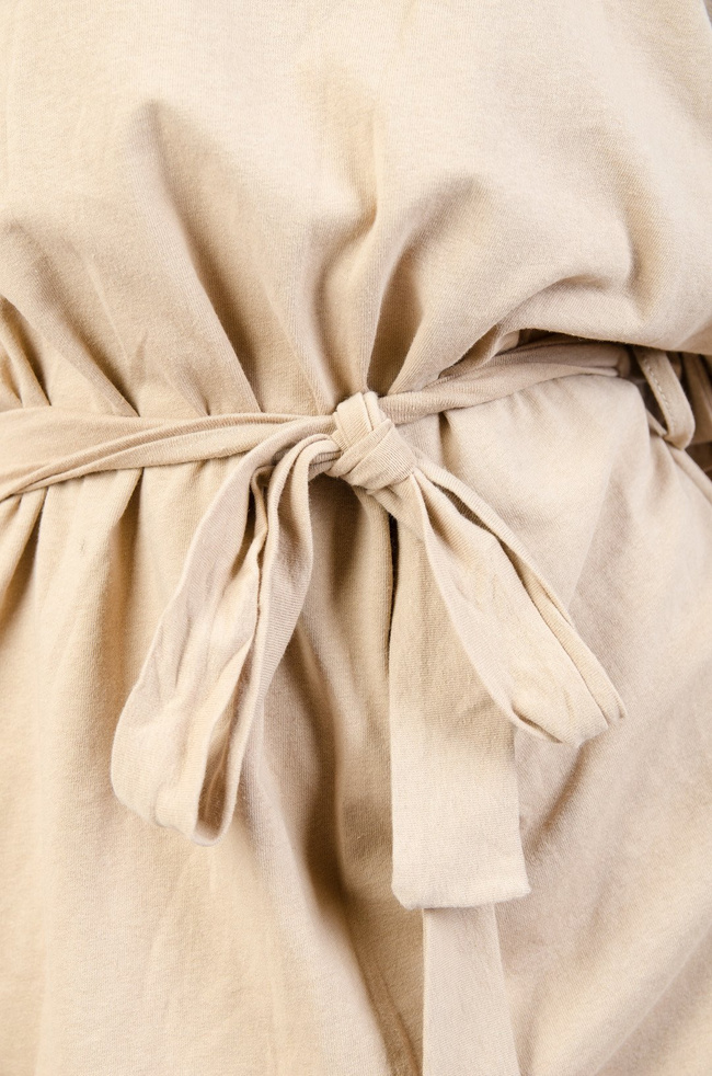 BEŻOWA BAWEŁNIANA SUKIENKA W WYCIĘCIEM NA RAMIENIU