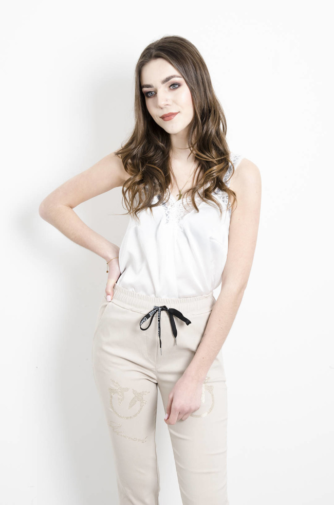 SATYNOWY TOP NA RAMIACZKACH WYKOŃCZONY KORONKĄ - BIAŁY