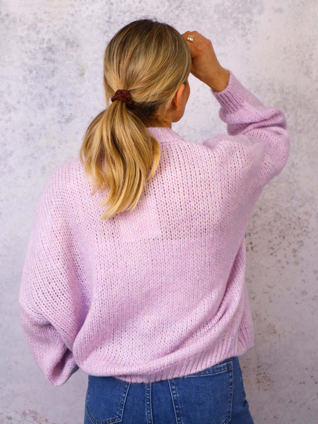 SWETER ZAPINANY NA GUZIKI W SERDUSZKA- FIOLETOWY