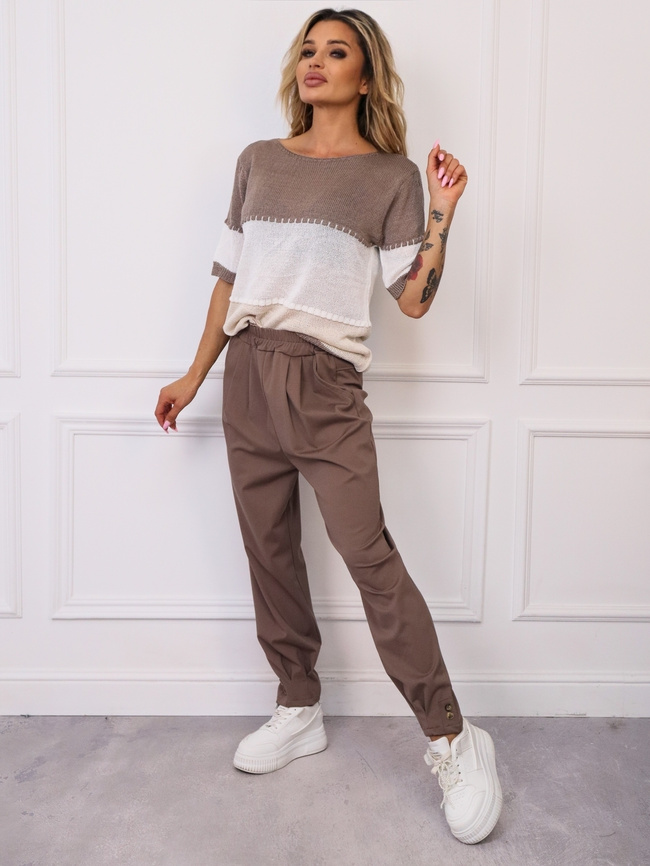 SPODNIE MATERIAŁOWE Z OZDOBNYMI GUZIKAMI NA DOLE NOGAWEK- FANGO