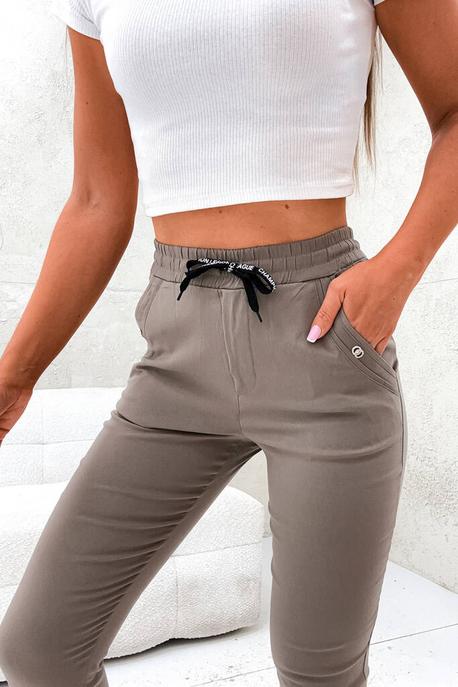 SPODNIE ZE ŚCIAGACZEM W PASIE I OZDOBĄ NA KIESZENI- BRĄZOWE