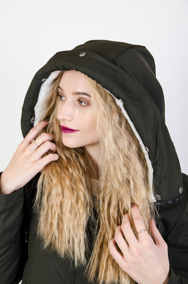 Zielona kurtka ocieplana ze ściągaczem w tali 