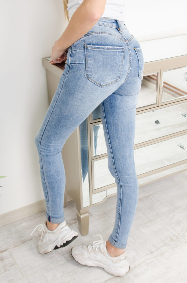 JASNE SPODNIE JEANSOWE TYPU PUSH UP