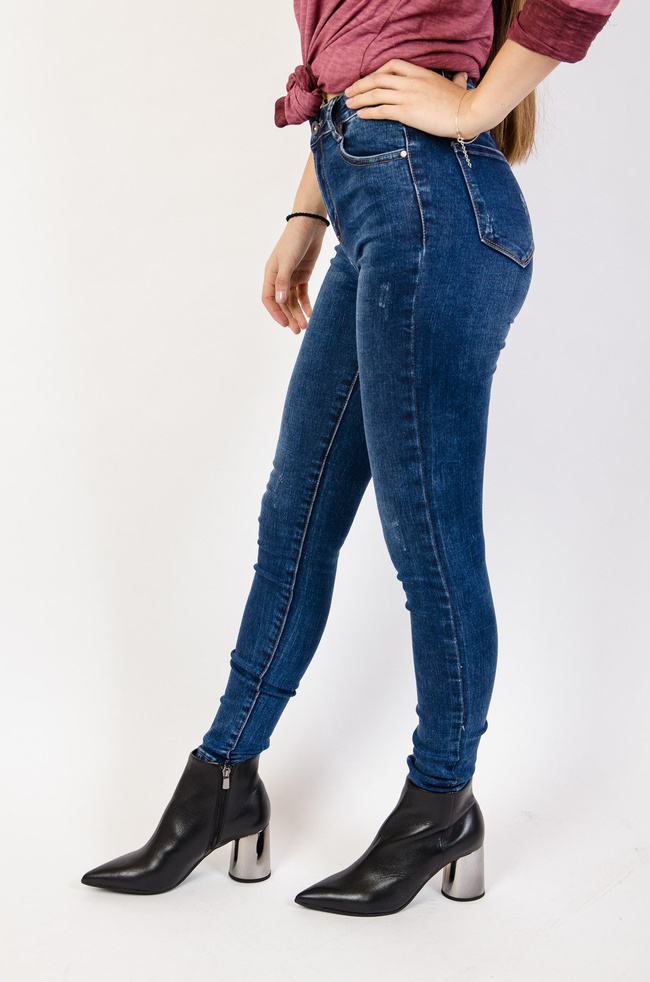  Ciemne przylegające spodnie jeansowe 