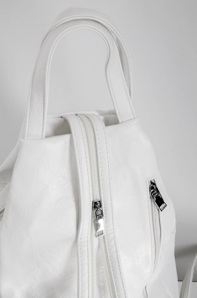PLECAK Z IMITACJI SKÓRY Z OZDOBNYMI ZAMKAMI- BIAŁY