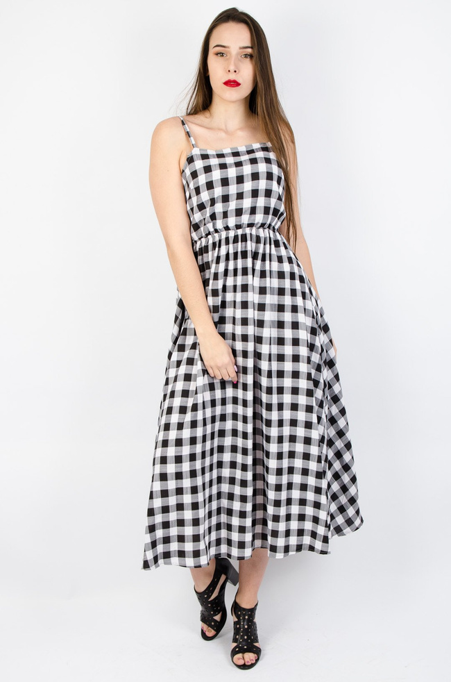 Długa sukienka w kratę na ramiączkach