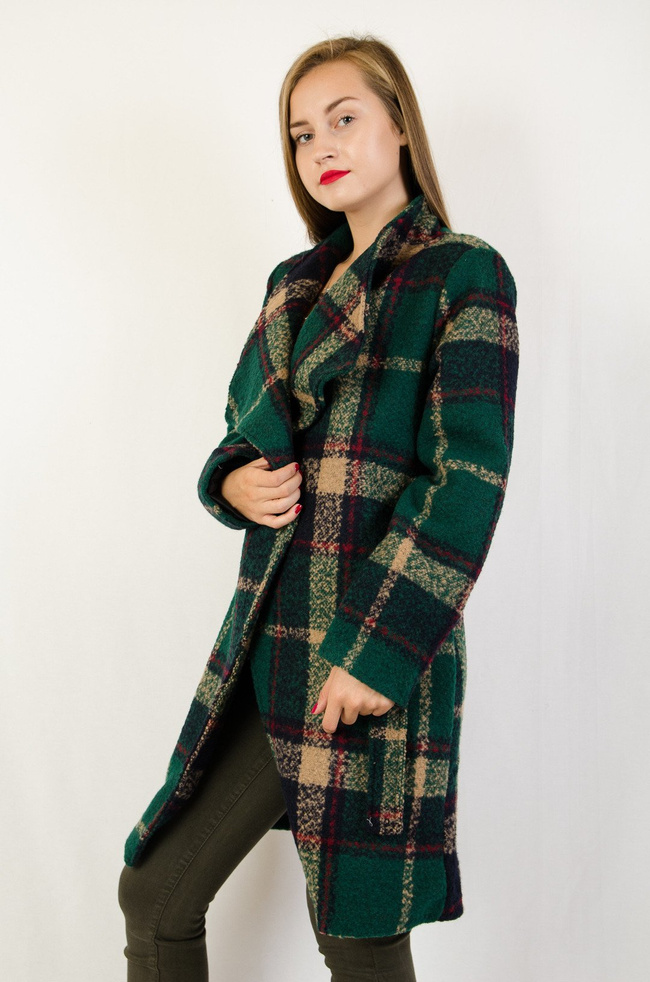 Zielony płaszcz w kratę, z wiązaniem w pasie oraz guzikiem przy szyi